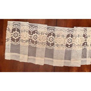 Vintage Gauzy White Lace Daisy Chain Valence | Cottagecore | Shabby Chic